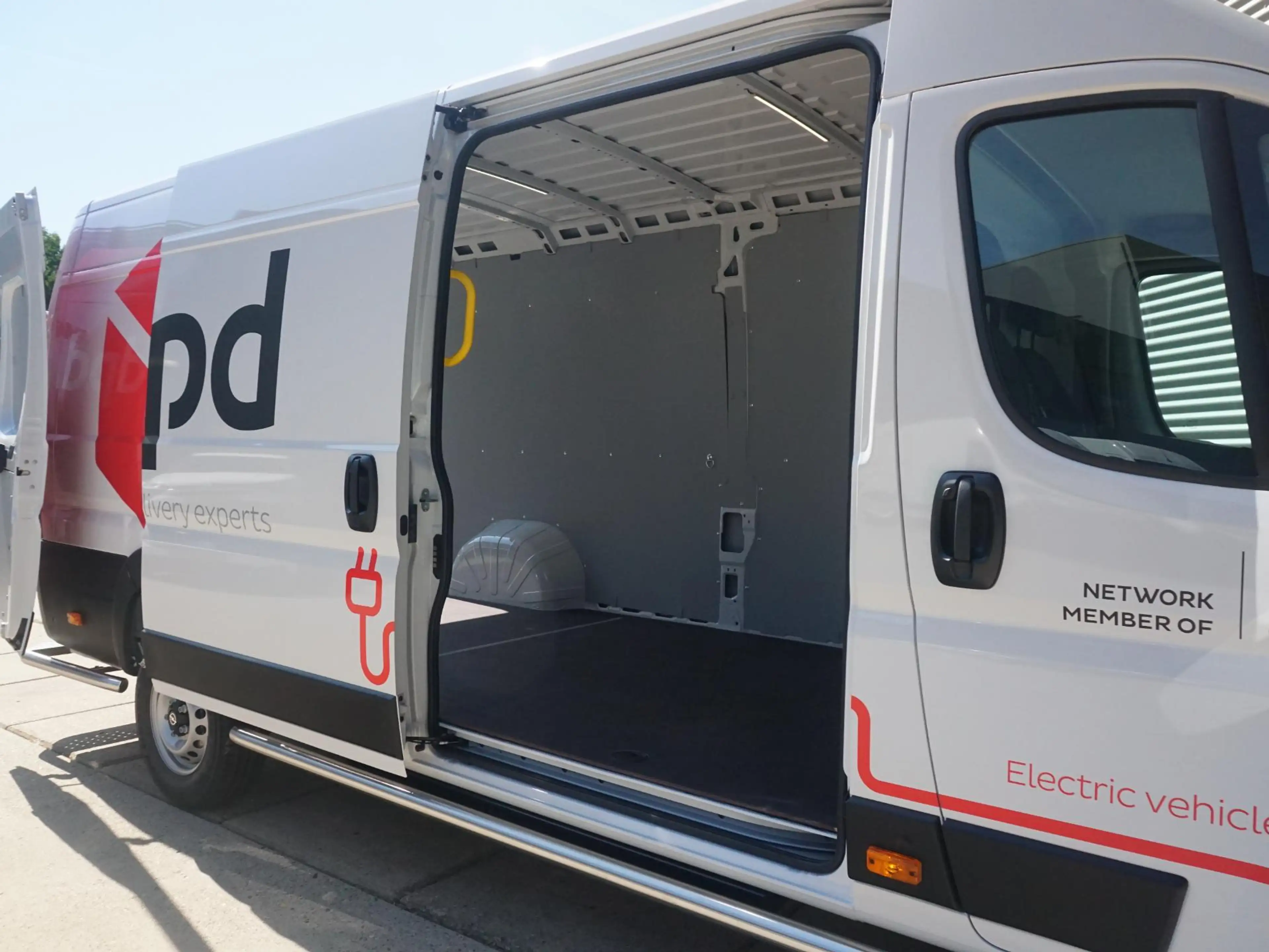 Opel Movano-e Electric 3.5t L4H2 Zwaar 110 kWh DPD — photo 8