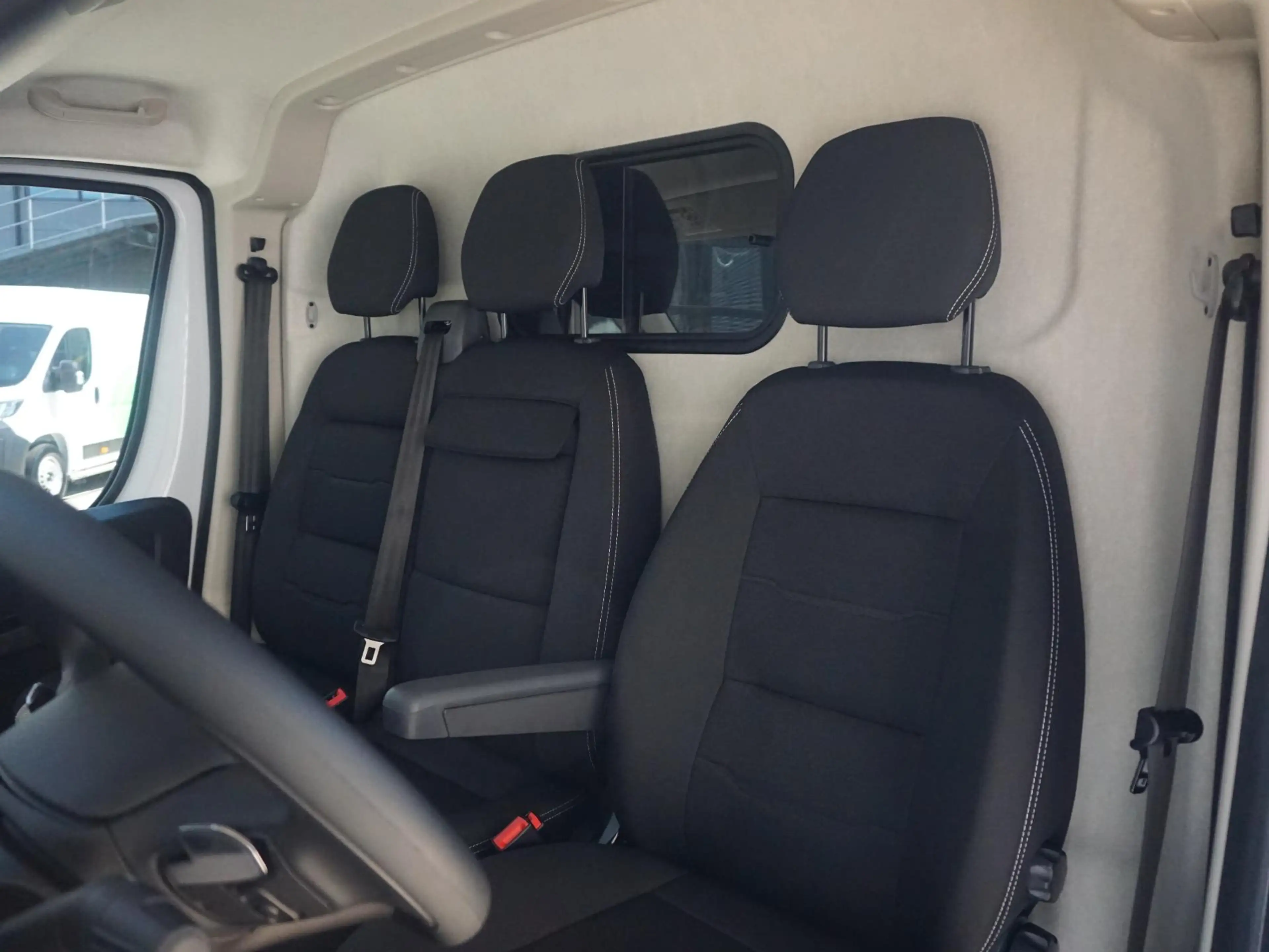 Opel Movano-e Electric 3.5t L4H2 Zwaar 110 kWh DPD — photo 11