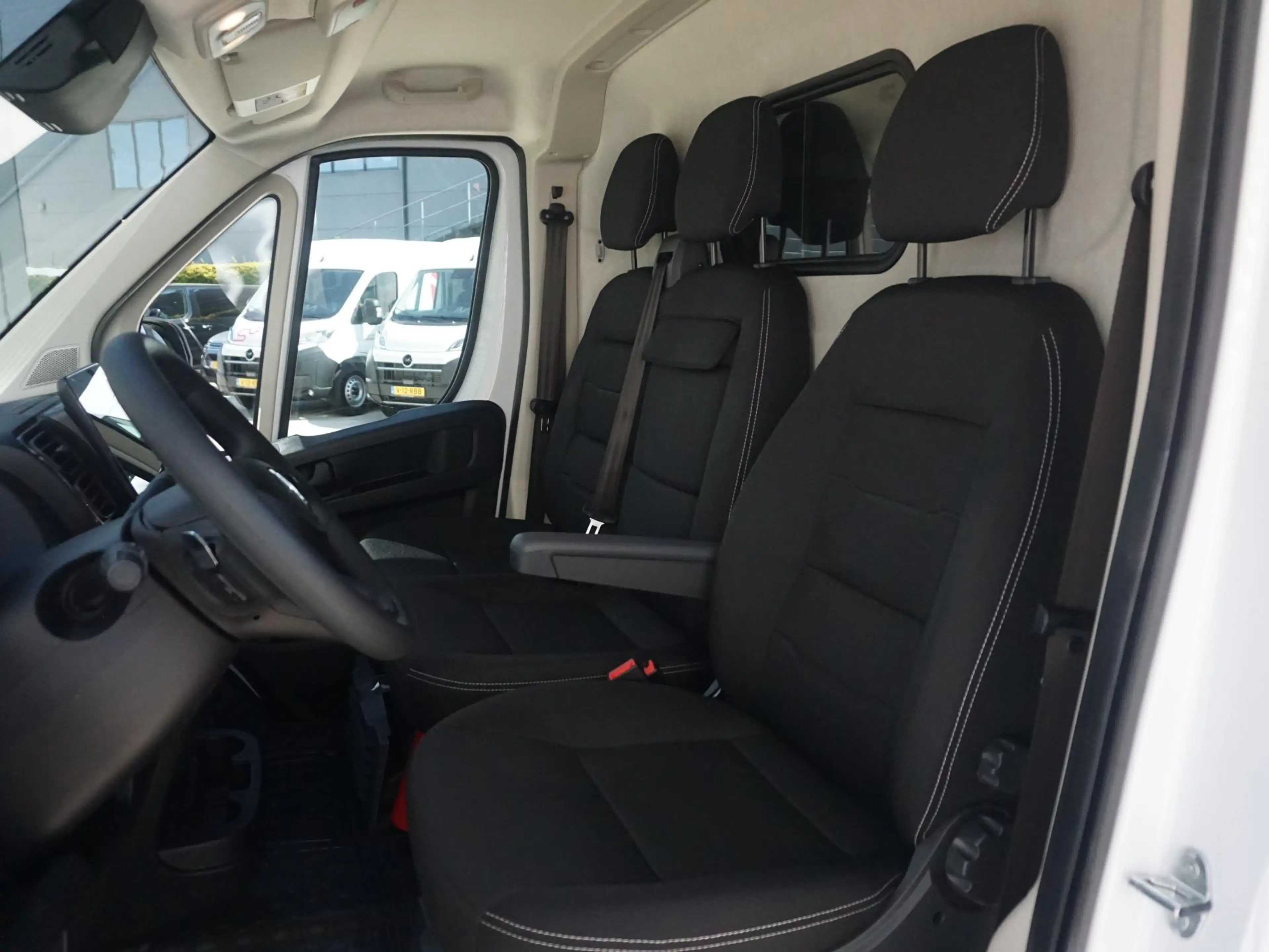 Opel Movano-e Electric 3.5t L4H2 Zwaar 110 kWh DPD — photo 10