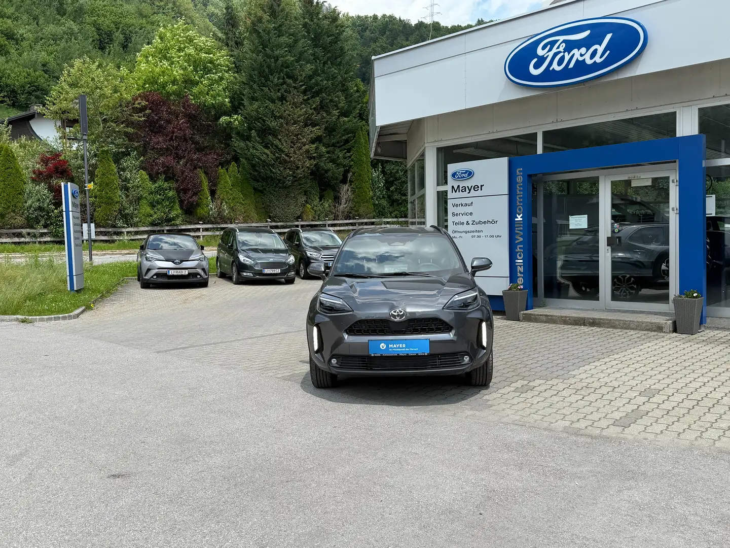 Toyota Yaris Cross 1,5 VVT-i Hybrid Active Drive AWD-i Aut. Grau - 2