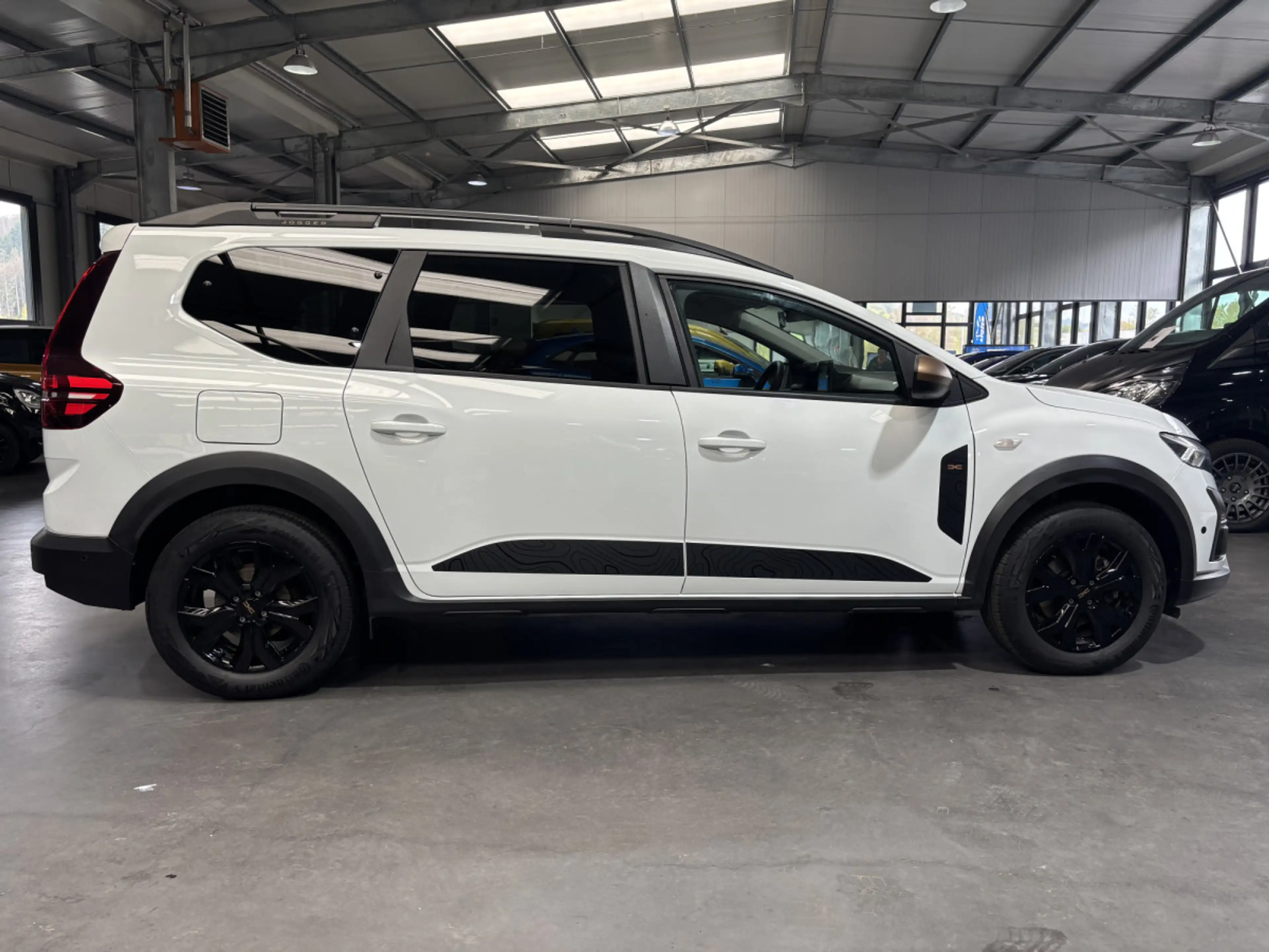 Dacia Jogger 1.6 FullHybrid 140  AT — photo 2