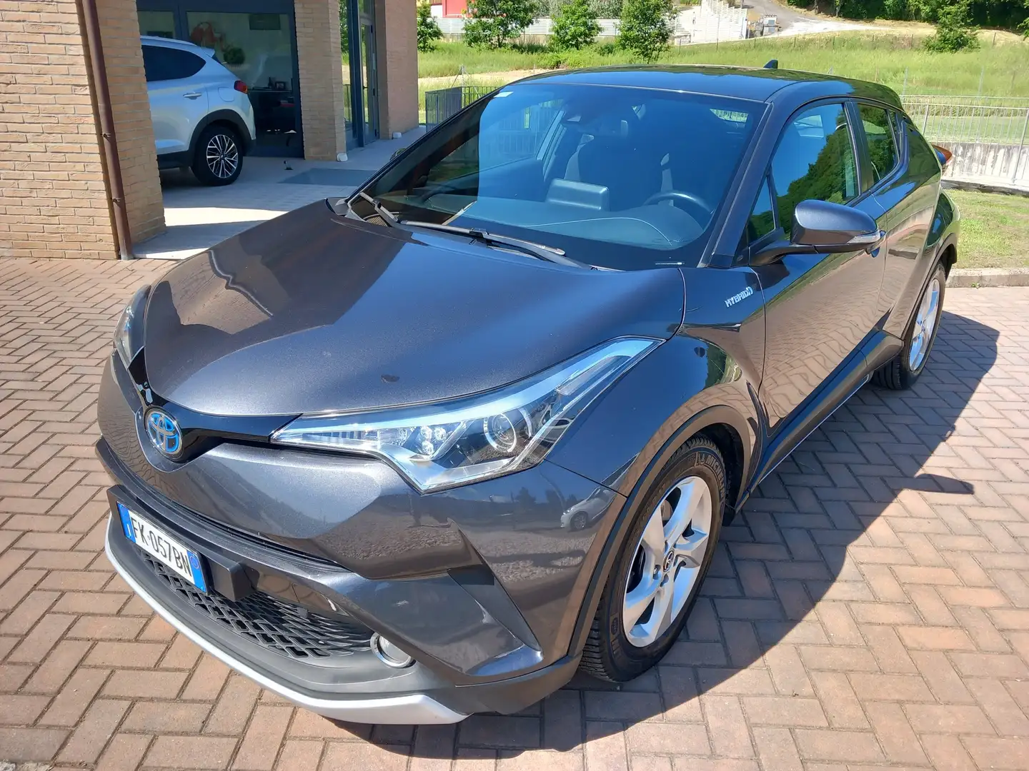 Toyota C-HR C-HR 1.8h Active 2wd e-cvt Šedá - 1