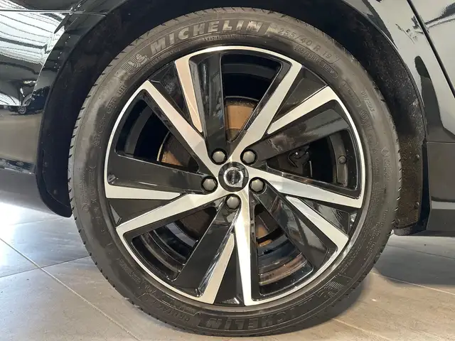Volvo V90 view 3