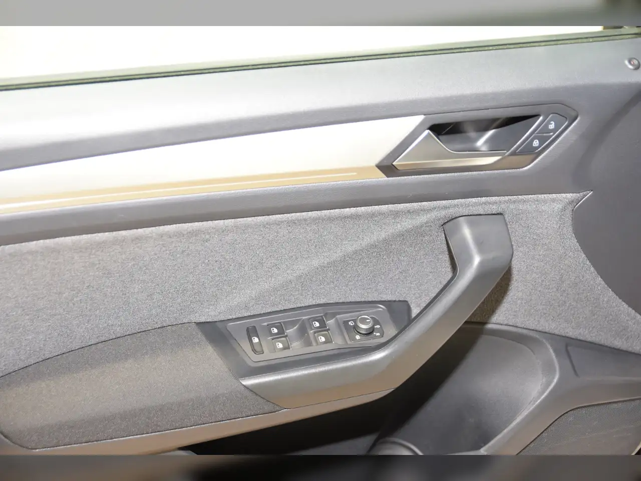Volkswagen T-Roc TSI Move DSG AHK - LED - Navi 10