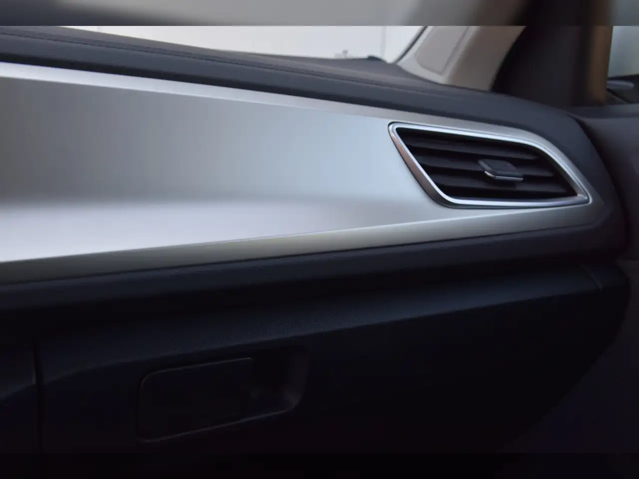Volkswagen T-Roc TSI Move DSG AHK - LED - Navi 16