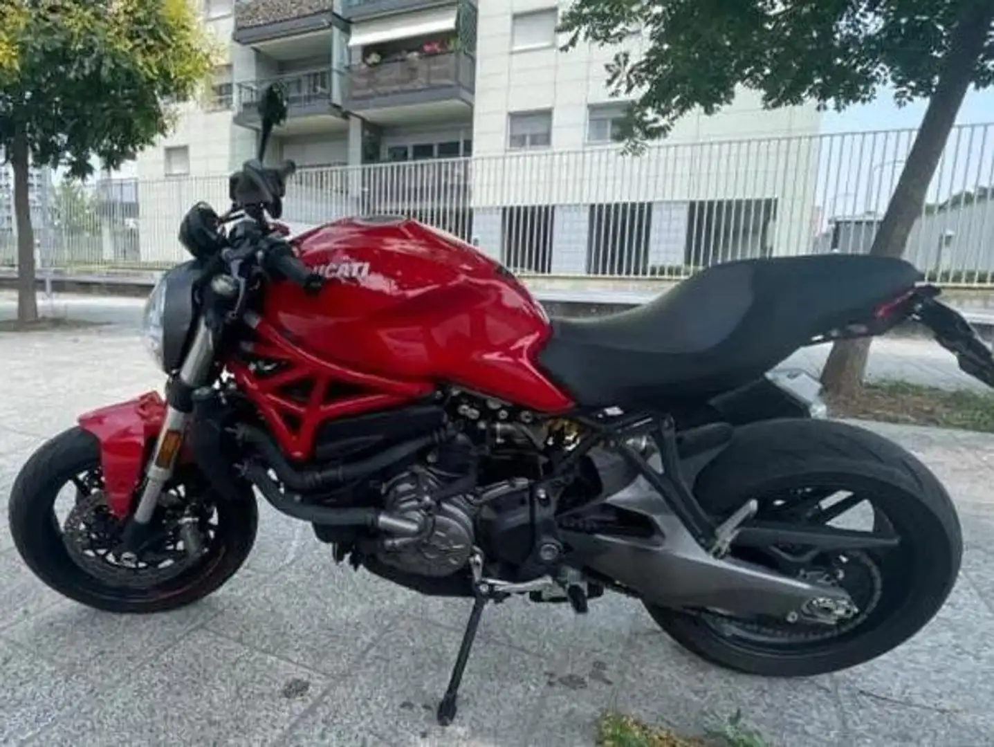 Ducati Monster 821 Червоний - 2