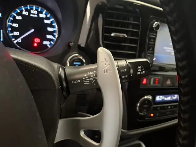 Mitsubishi Outlander view 16