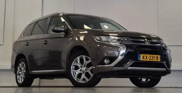 Mitsubishi Outlander view 2