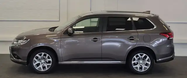 Mitsubishi Outlander view 4