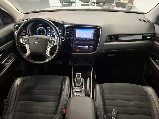 Mitsubishi Outlander view 11