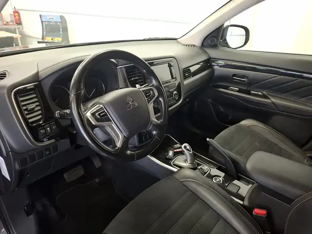 Mitsubishi Outlander view 8