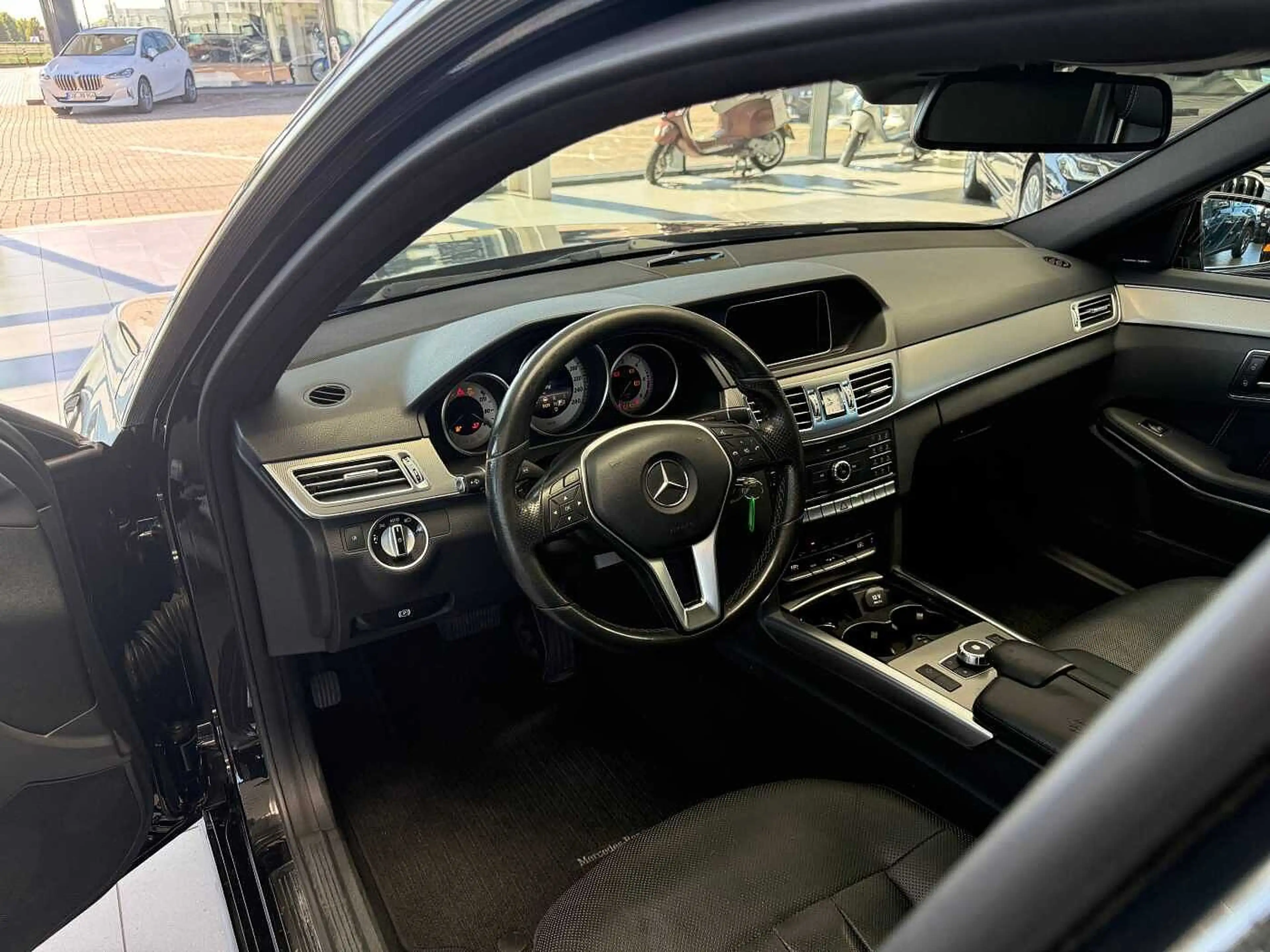 Mercedes-Benz E 350 d 4Matic AHK/PANO/Standheizung/360°Kam — photo 9