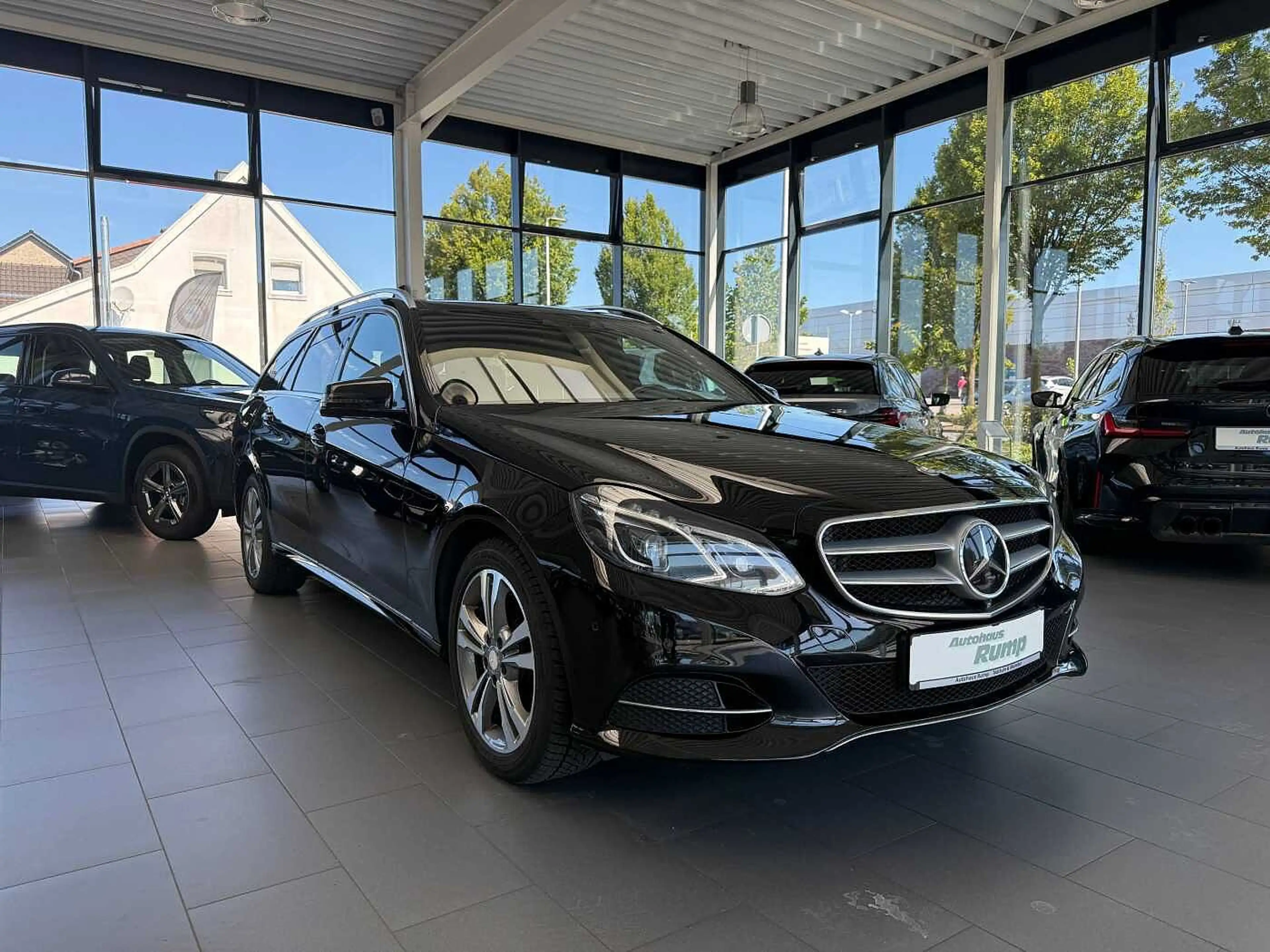 Mercedes-Benz E 350 d 4Matic AHK/PANO/Standheizung/360°Kam — photo 3