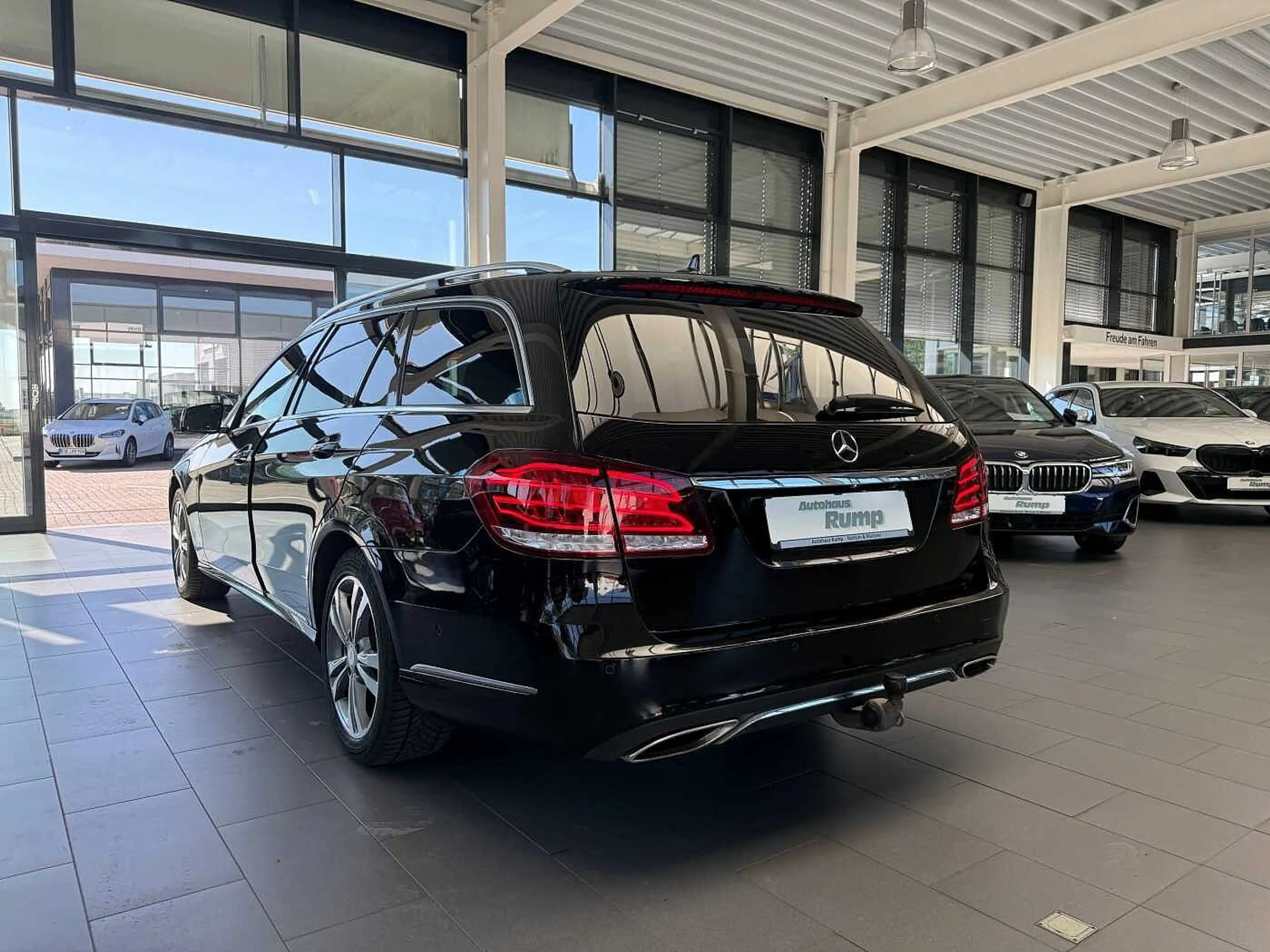 Mercedes-Benz E 350 d 4Matic AHK/PANO/Standheizung/360°Kam — photo 7