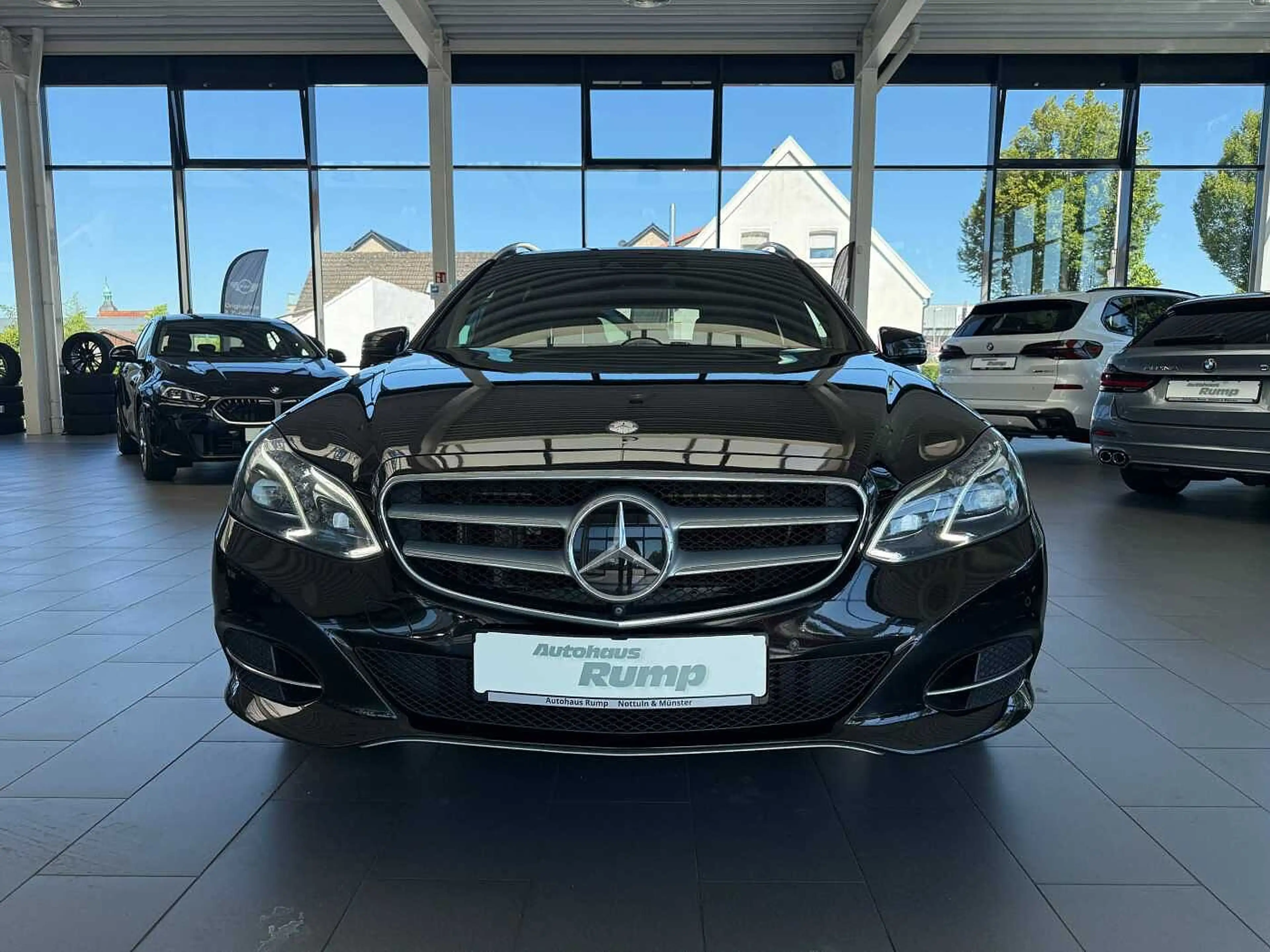 Mercedes-Benz E 350 d 4Matic AHK/PANO/Standheizung/360°Kam — photo 2
