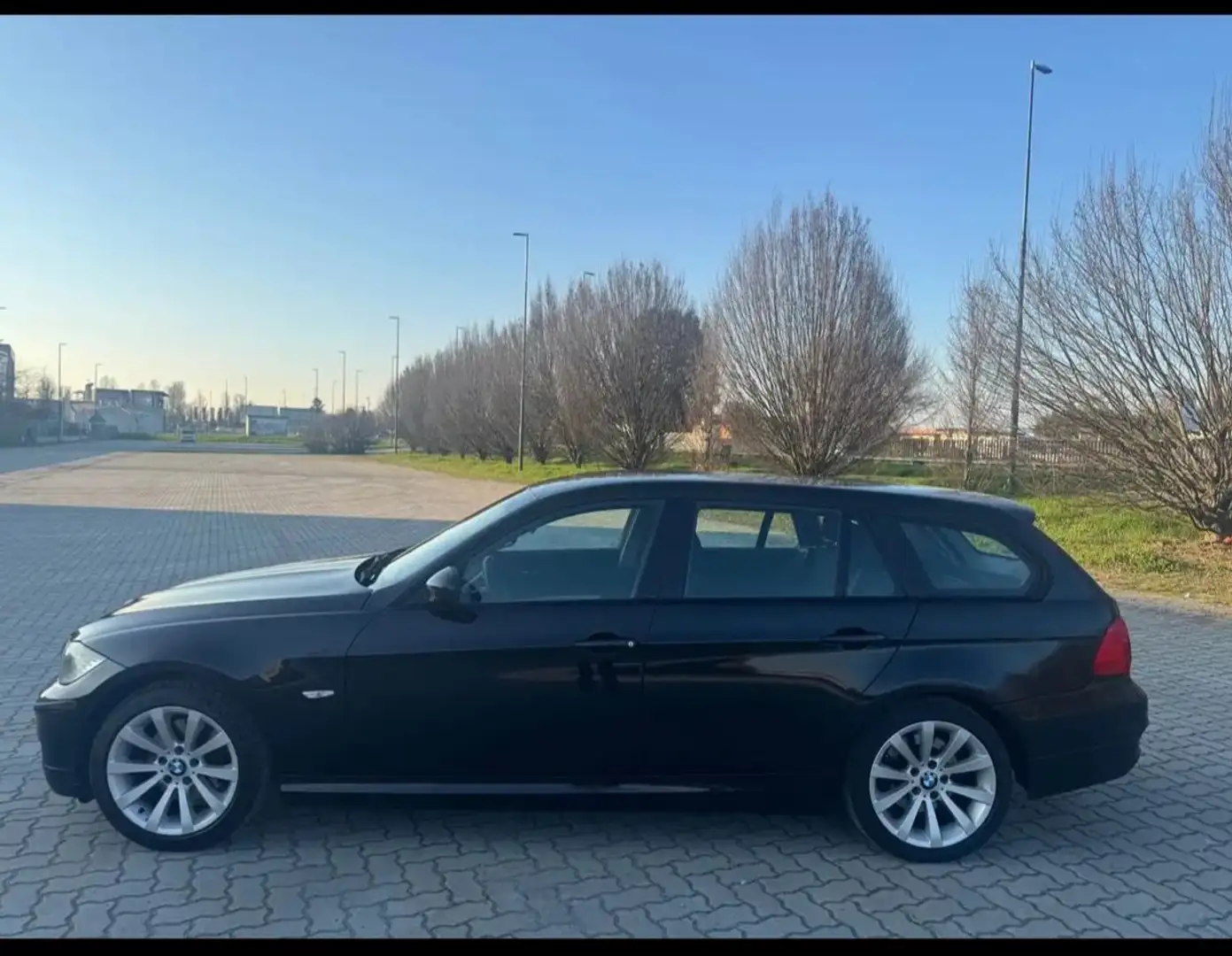 BMW 318 318tds Touring c/clima auto Nero - 2