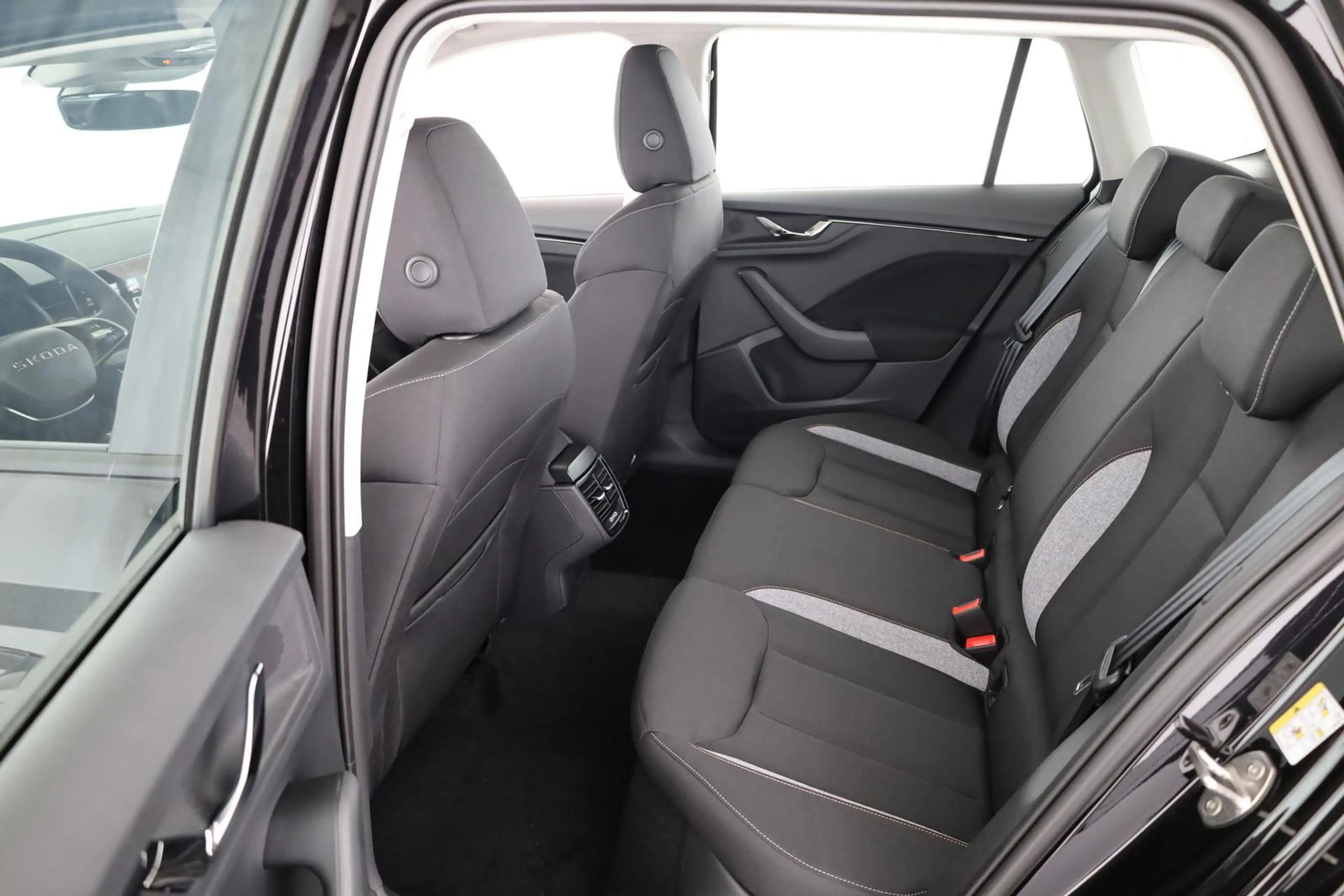 Skoda Kamiq Selection 1.5 TSI DSG Selection, AHK, LED, Kame... — photo 11