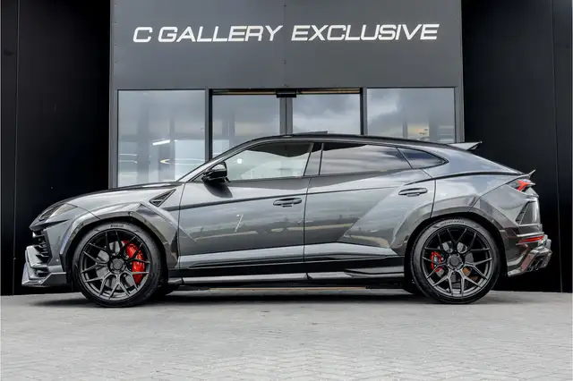 Lamborghini Urus view 4