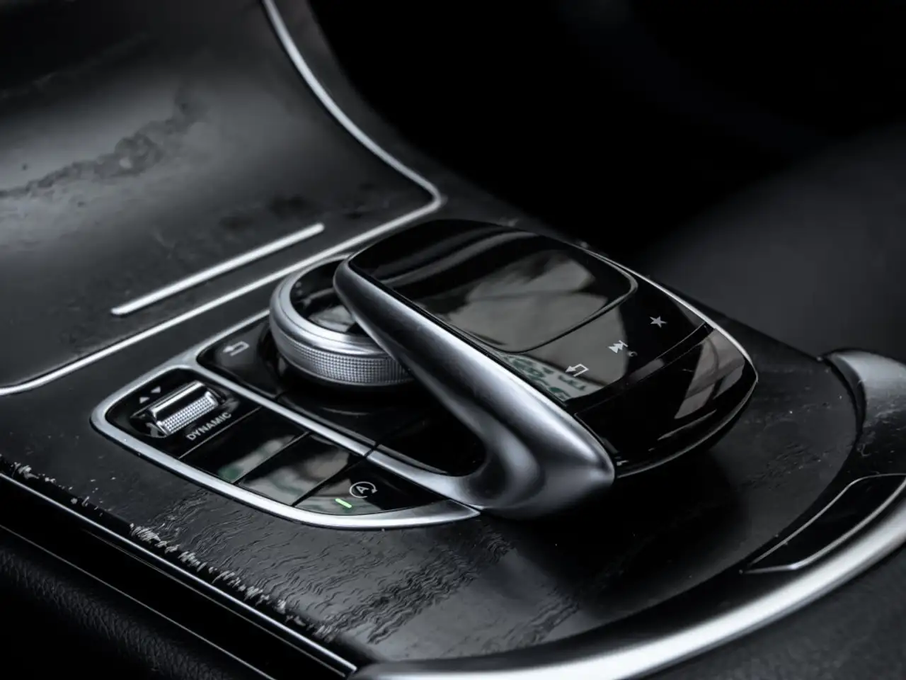 Mercedes-Benz C-Class снимка Mercedes-Benz C-Class