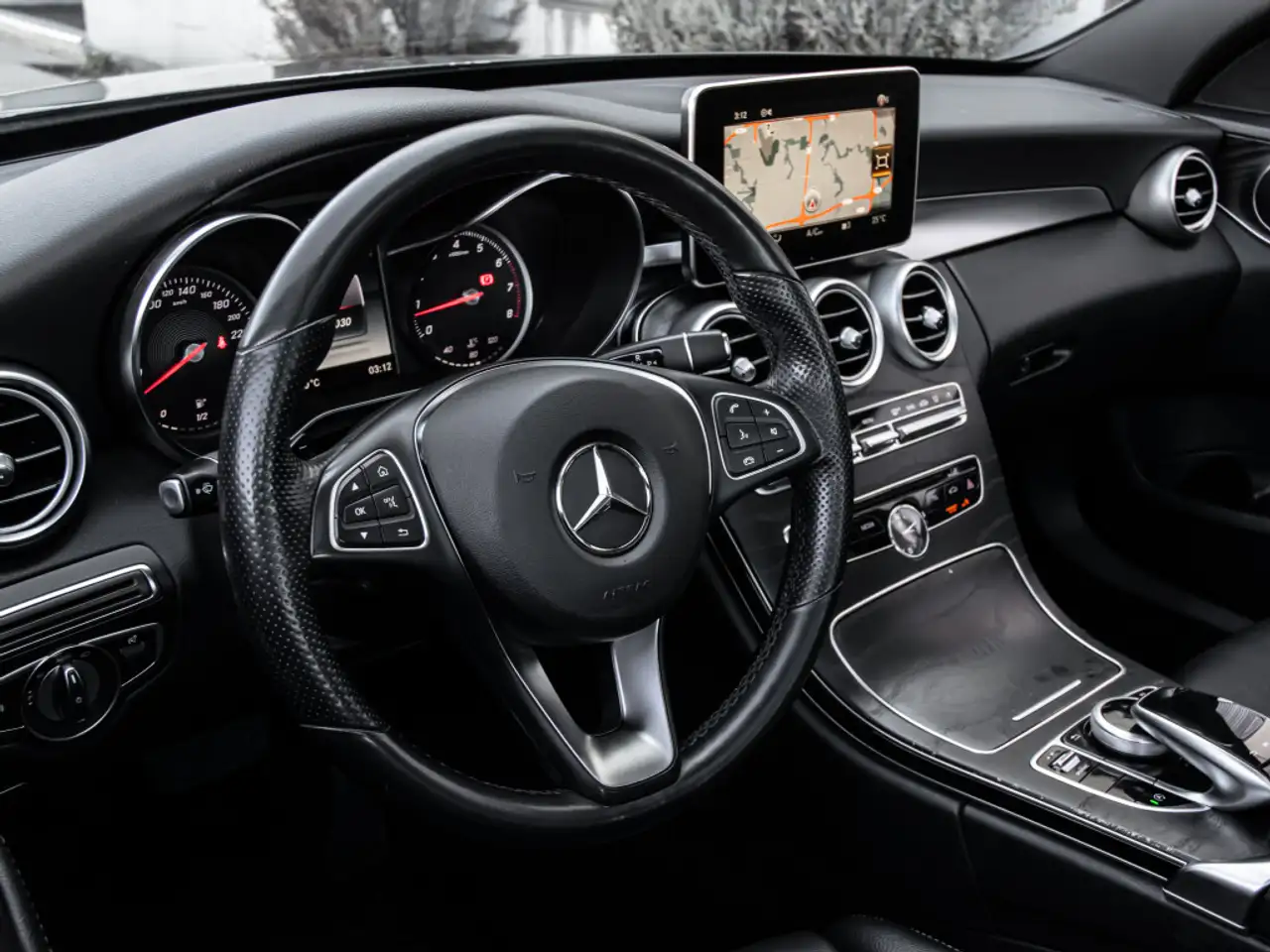 Mercedes-Benz C-Class снимка Mercedes-Benz C-Class