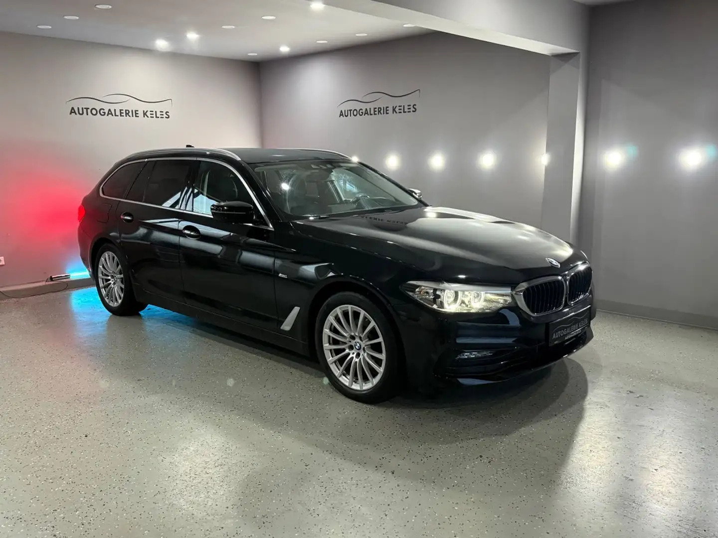 BMW 520 d xDrive Sport Line Autom. LEDER*HUD*SPUR*AC Schwarz - 1