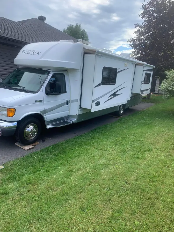 Ford E-450 снимка Ford E-450