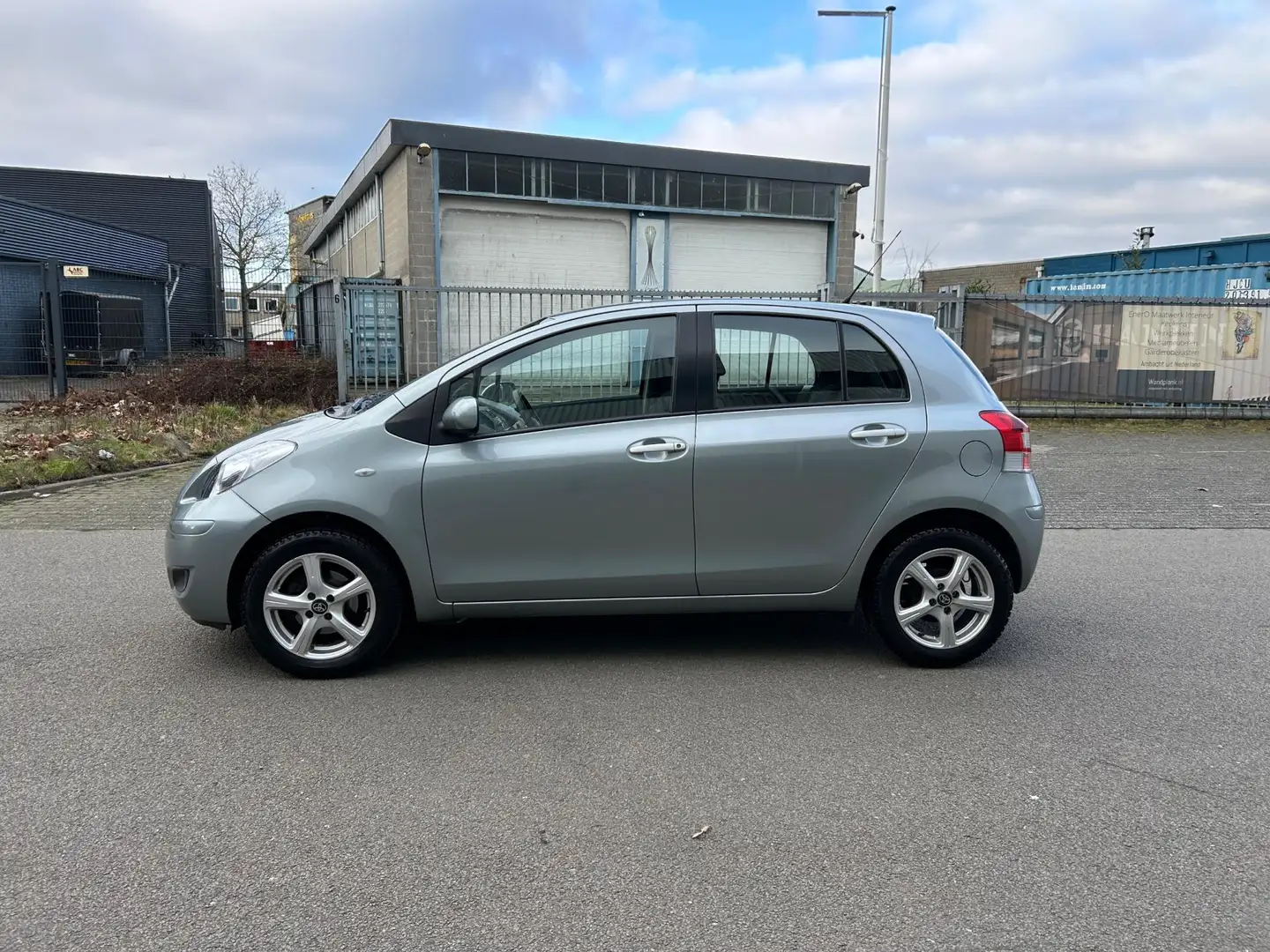 Toyota Yaris 1.3 VVTi Aspiration Airco/Trekhaak/Pdc/Flippers Gris - 2