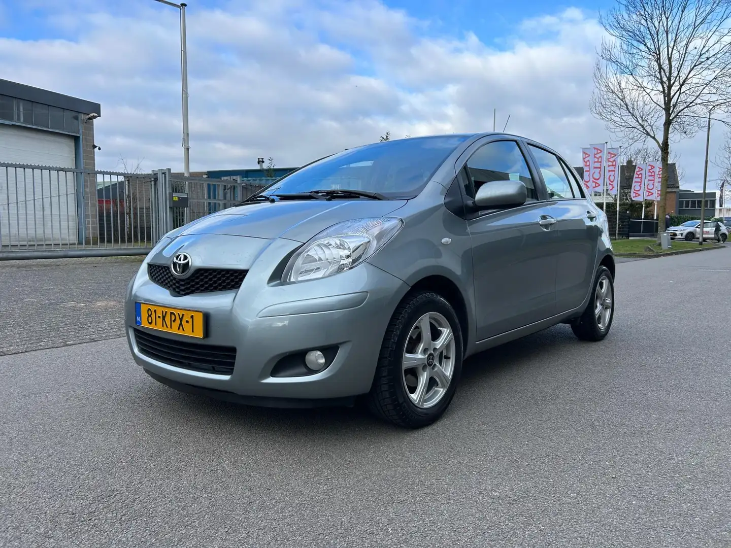 Toyota Yaris 1.3 VVTi Aspiration Airco/Trekhaak/Pdc/Flippers Gris - 1