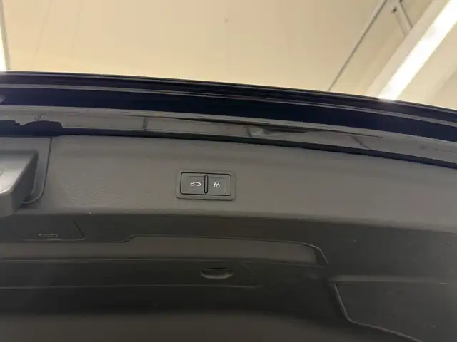 Audi Q3 view 11