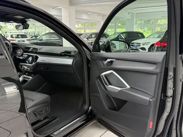 Audi Q3 view 8