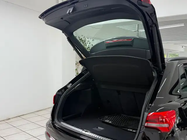 Audi Q3 view 10