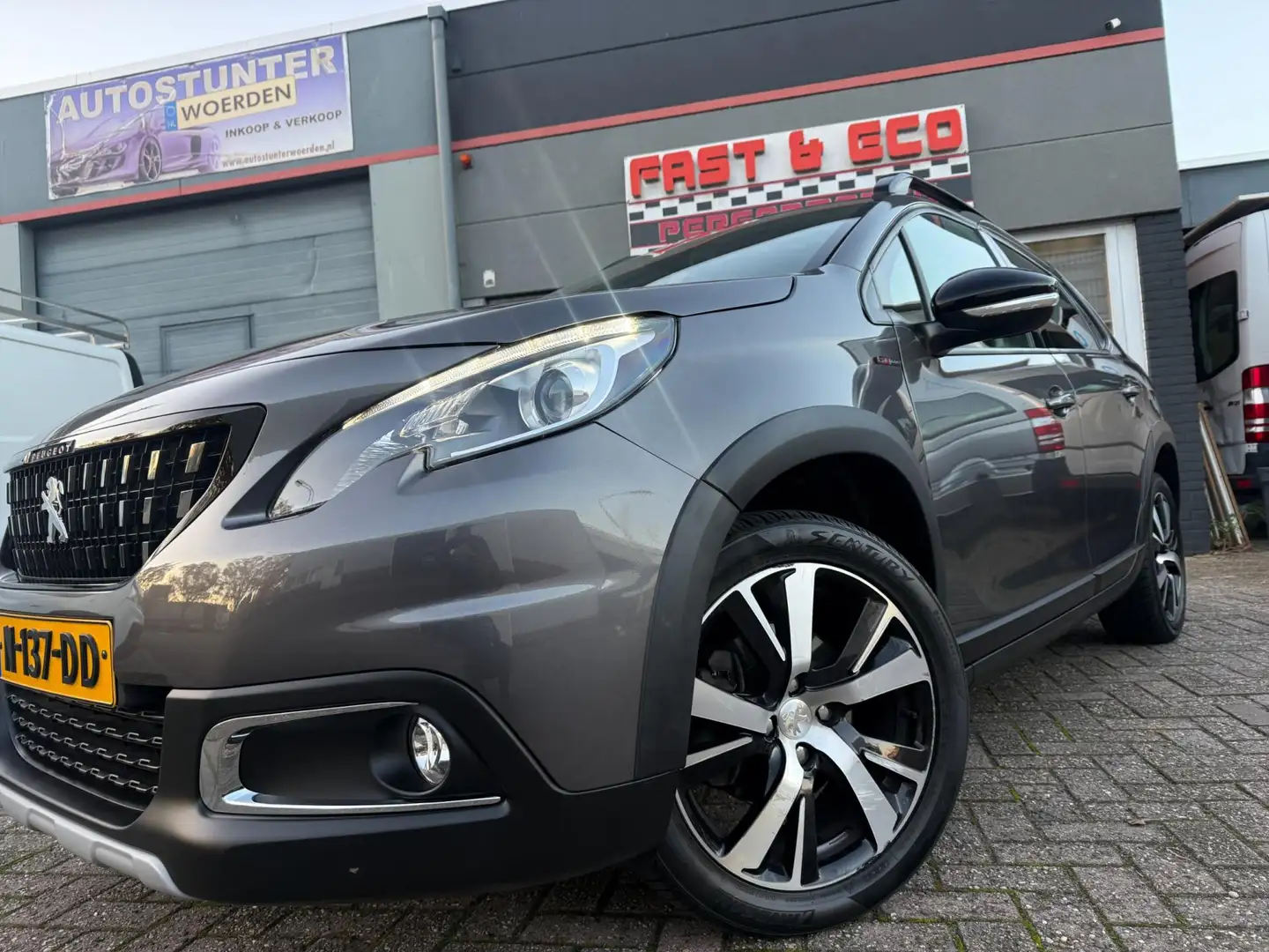 Peugeot 2008 1.2 PureTech ALLURE AUTOMAAT 2018 GT-LINE PANO LED Negro - 2