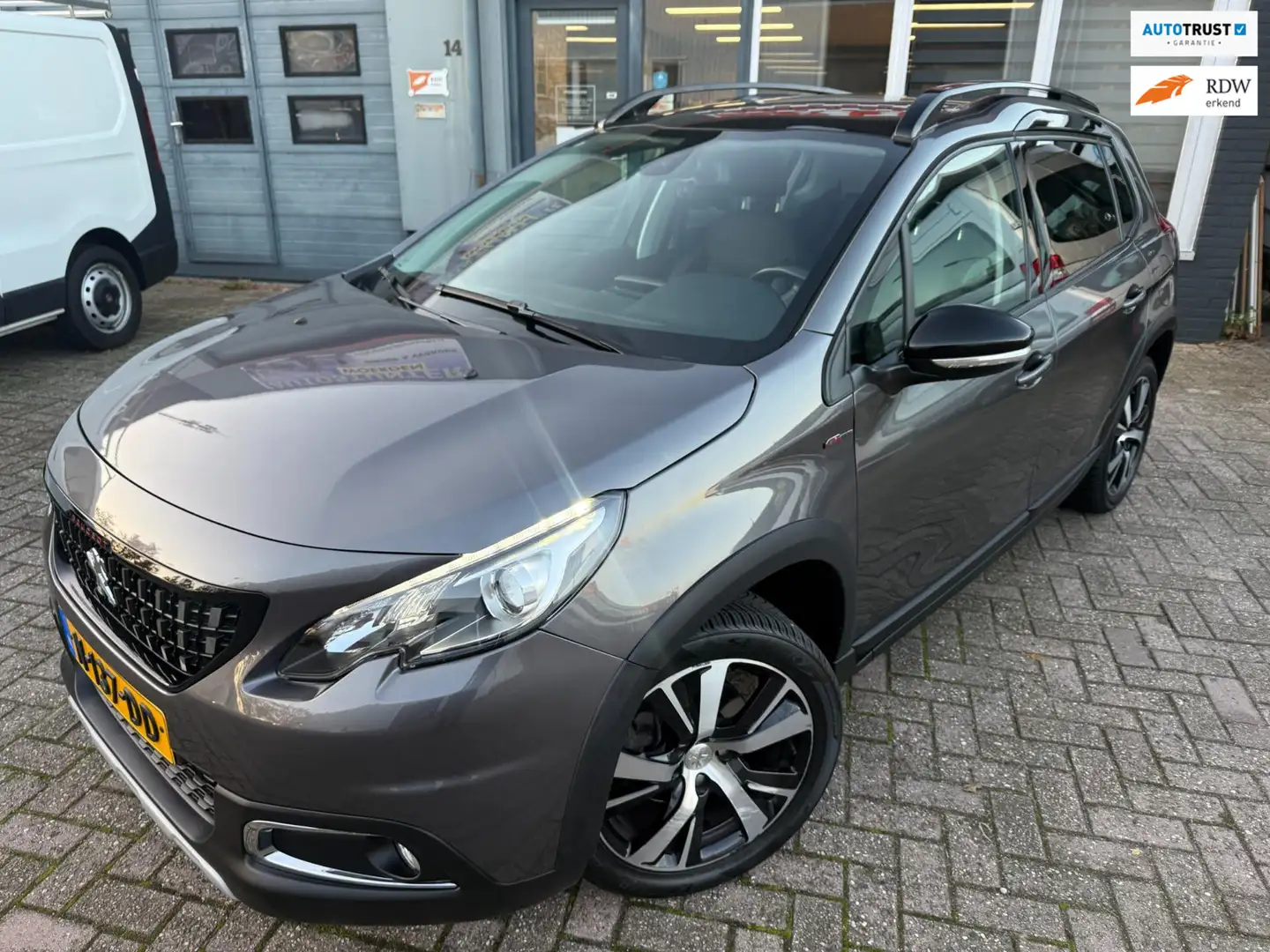 Peugeot 2008 1.2 PureTech ALLURE AUTOMAAT 2018 GT-LINE PANO LED Negro - 1
