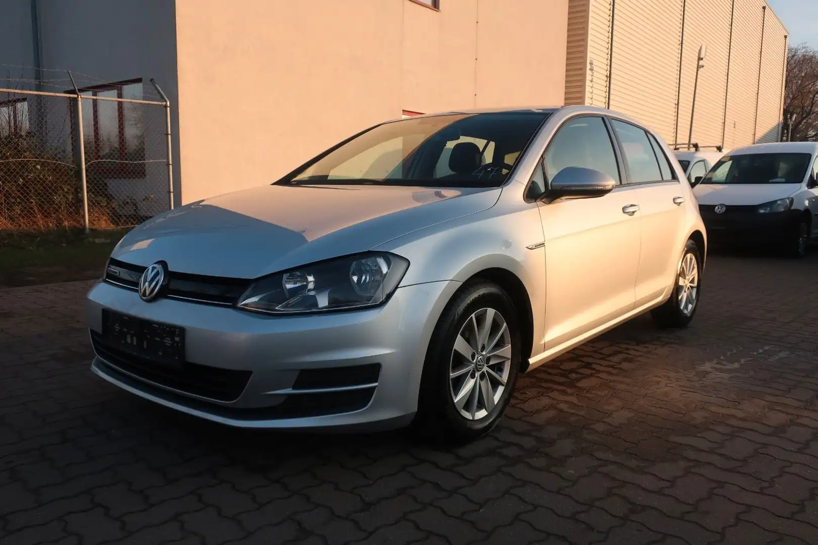 Volkswagen Golf VII Lim. Trendline BlueMotion/Klima/1 Hand Zilver - 2