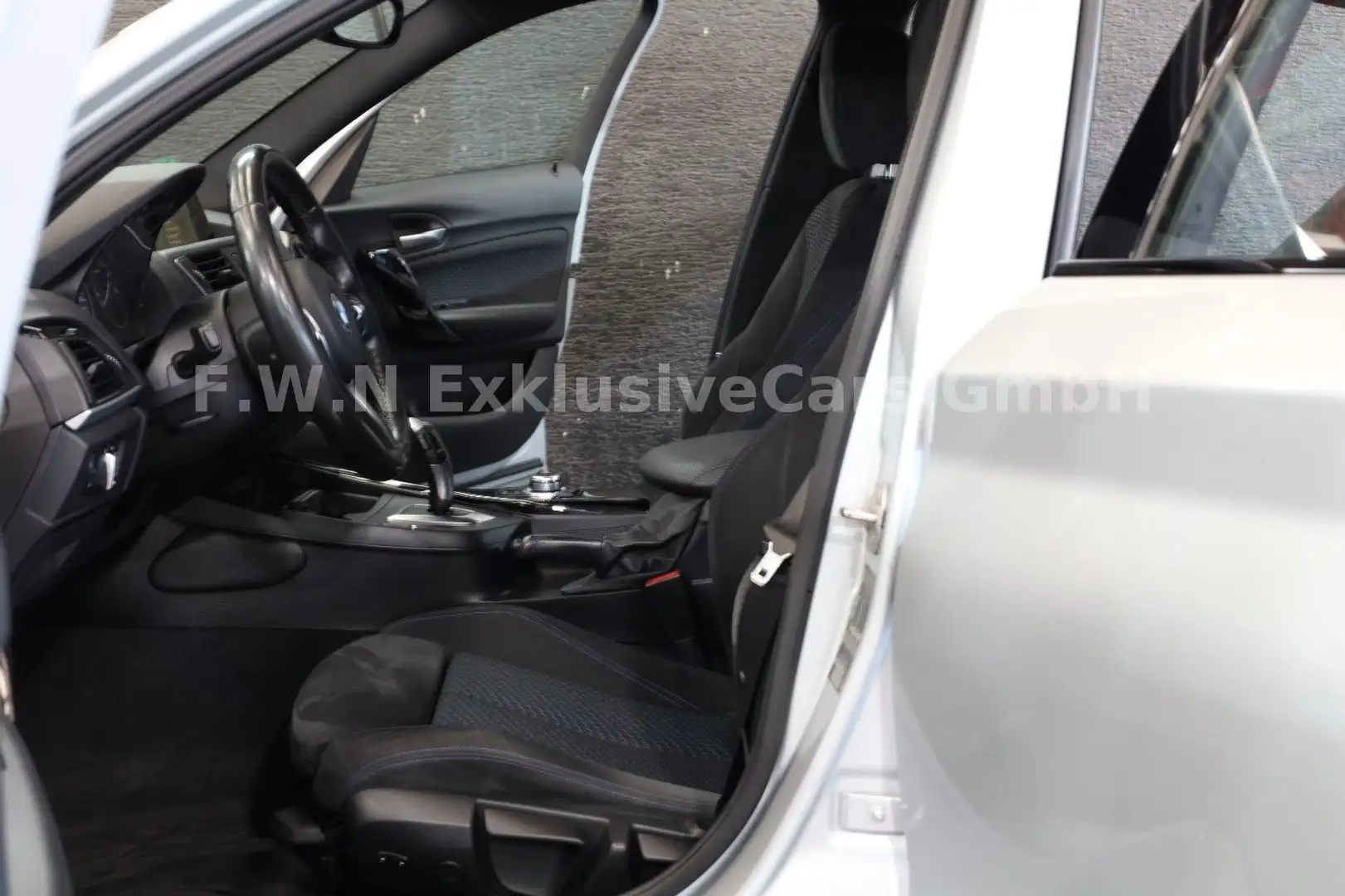 BMW 118 1er Lim. 5-trg. 118 i M Sport*Automat.Navi* Silber - 2