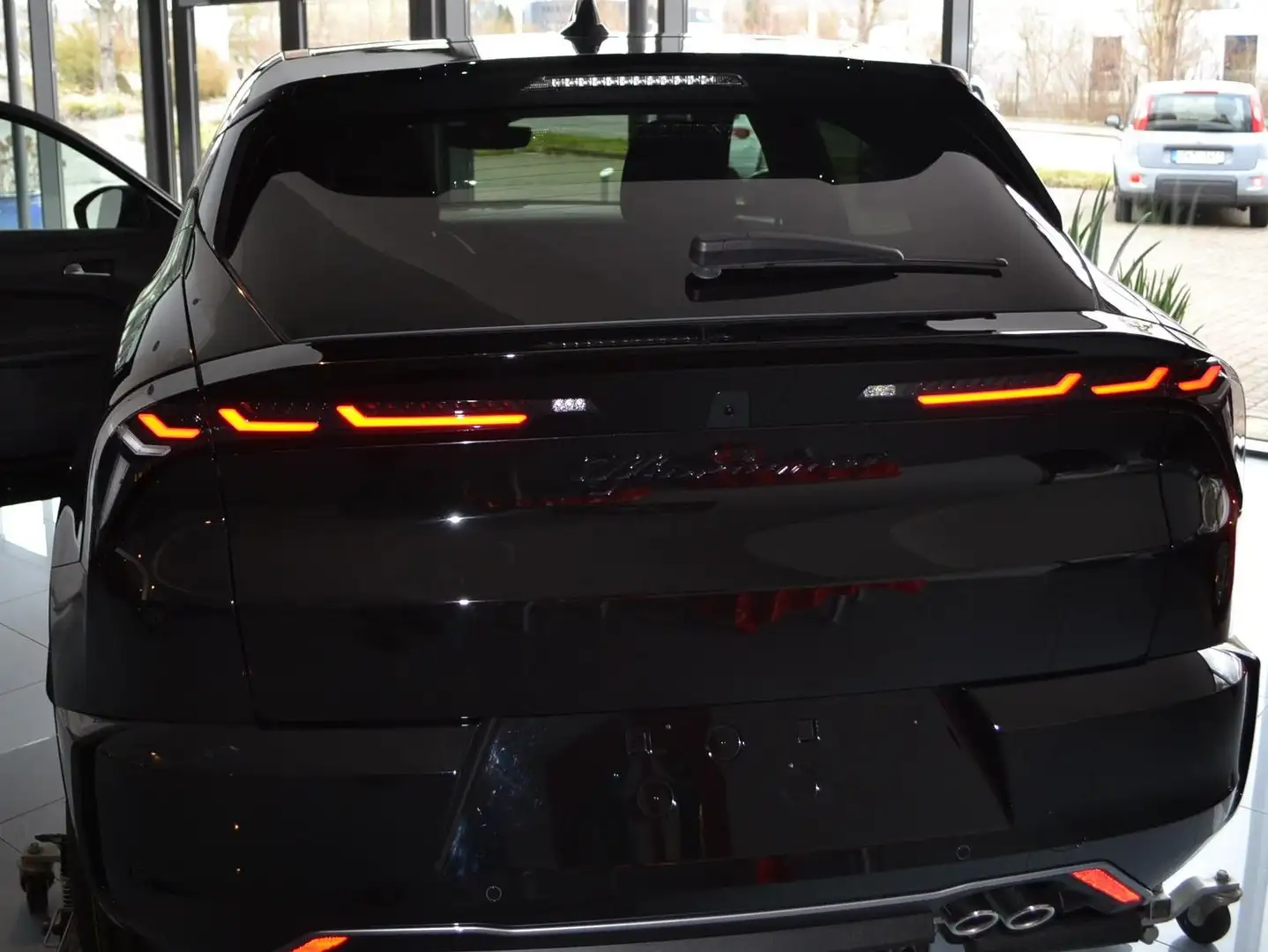 Alfa Romeo Junior Junior 1.2 VGT Ibrida Sport Speciale Schwarz - 2