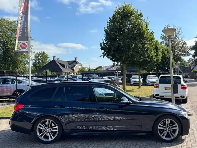 BMW 3 Series view 4