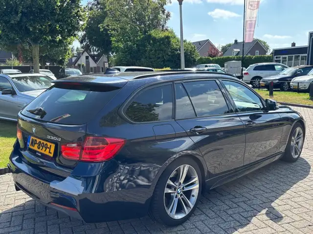 BMW 3 Series view 3