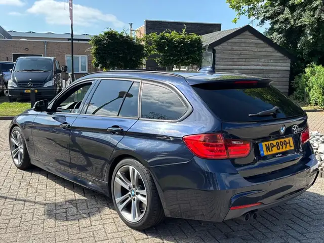 BMW 3 Series view 5