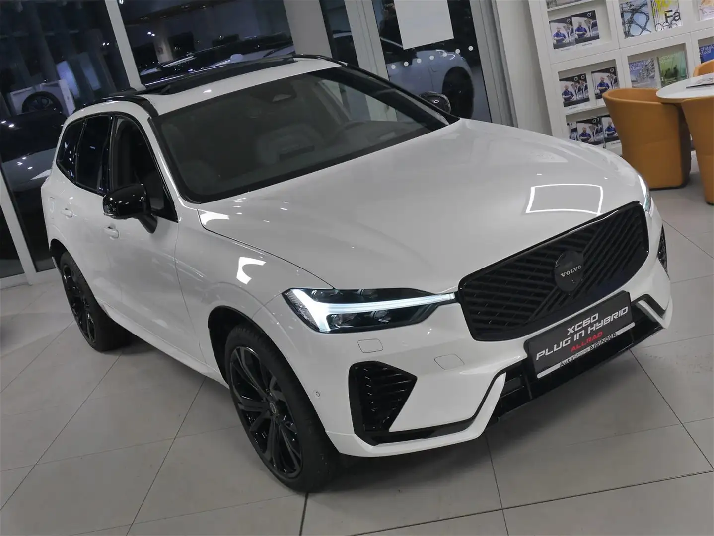 Volvo XC60 T6 AWD Plus BLACK EDITION Weiß - 1