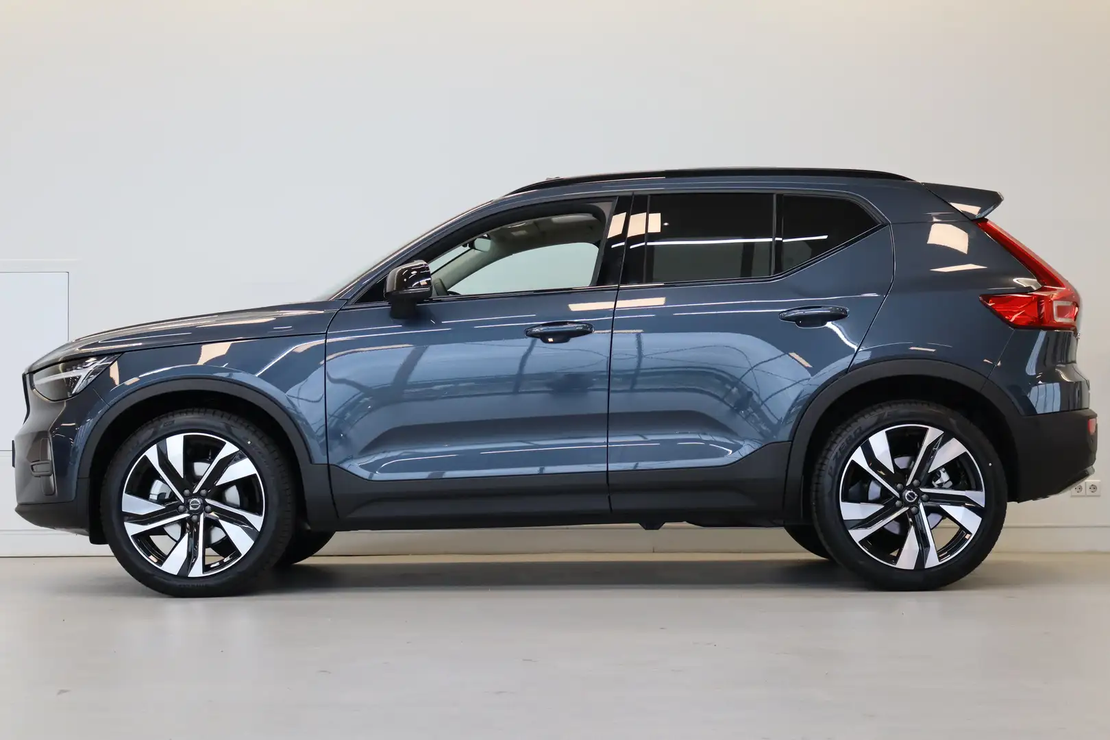 Volvo XC40 B4 197PK Plus | 360 | 20'' | HK Audio | Getint Gla Blau - 2