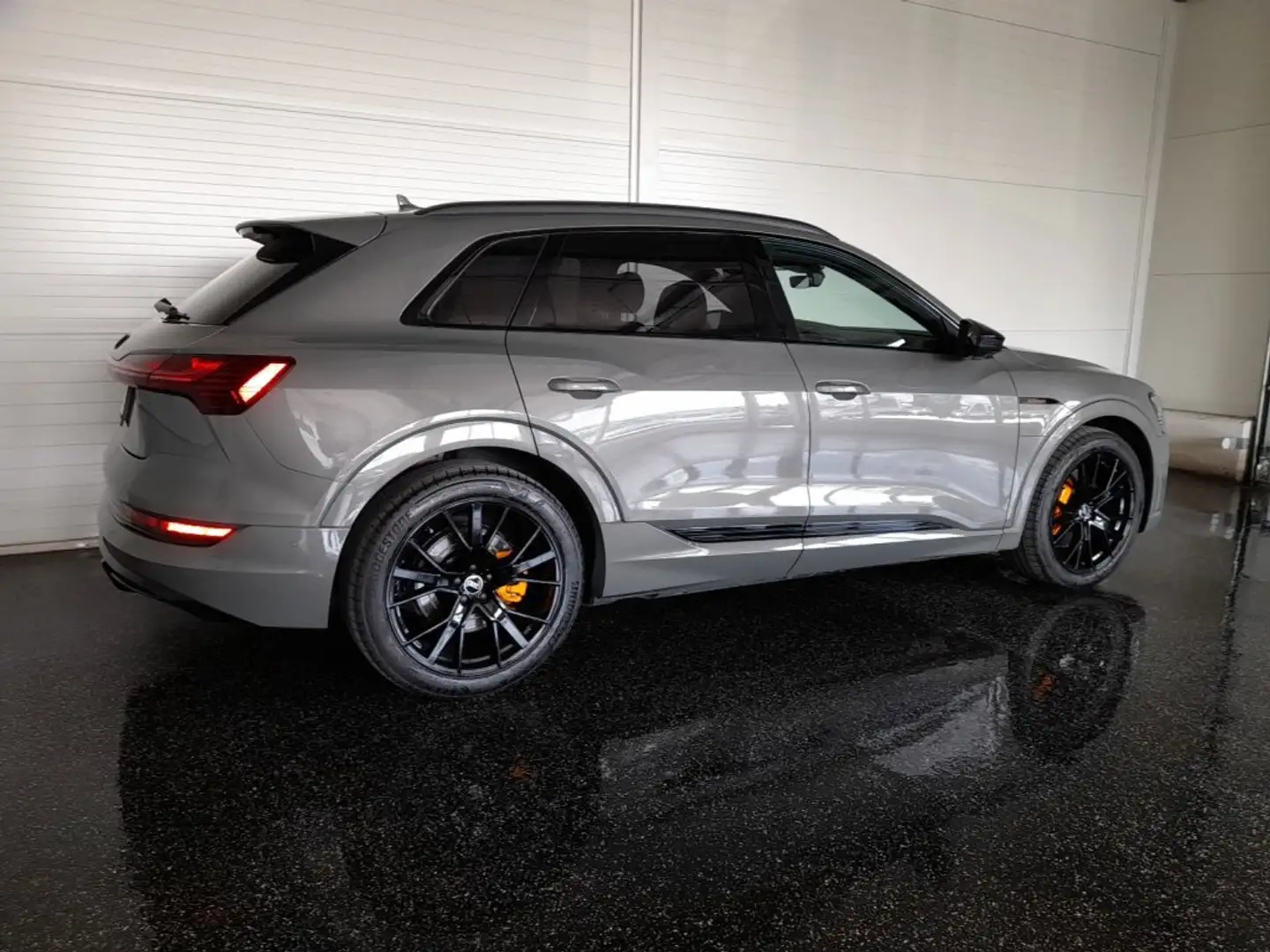Audi e-tron 55 QUATTRO S-LINE BLACK EDITION *NP: € 107.610,-- / SKY / MEMORY SPORTSITZE / MATRIX-LED / 21 ZOLL / HEAD-UP / B&O SOUND* Grau - 2