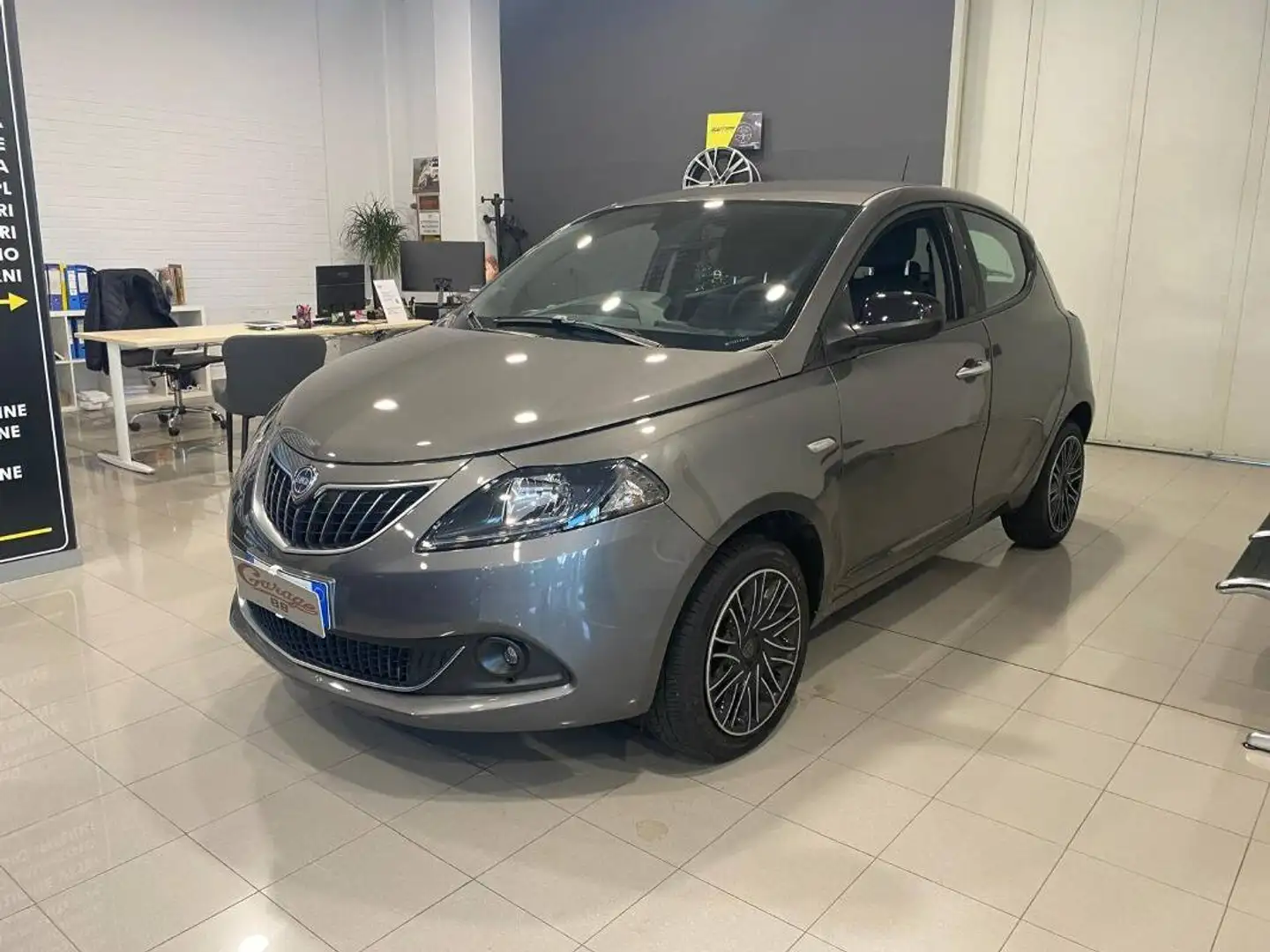 Lancia Ypsilon 1.0 firefly hybrid Gold s&s 70cv 5p.ti Grijs - 1