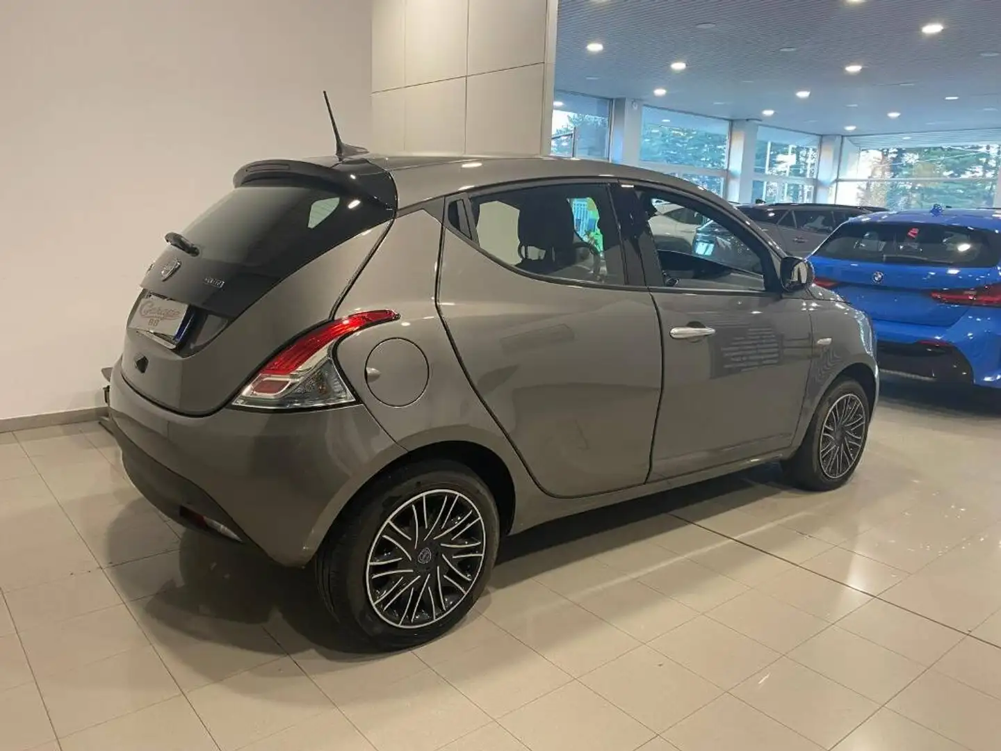 Lancia Ypsilon 1.0 firefly hybrid Gold s&s 70cv 5p.ti Grijs - 2