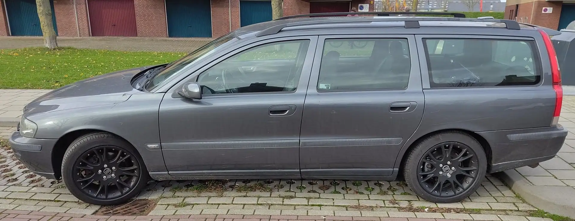 Volvo V70 V70 2.4 Comfort Line Grijs - 1