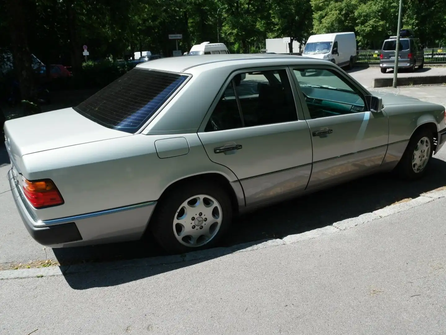 Mercedes-Benz E 400 400 E Stříbrná - 2