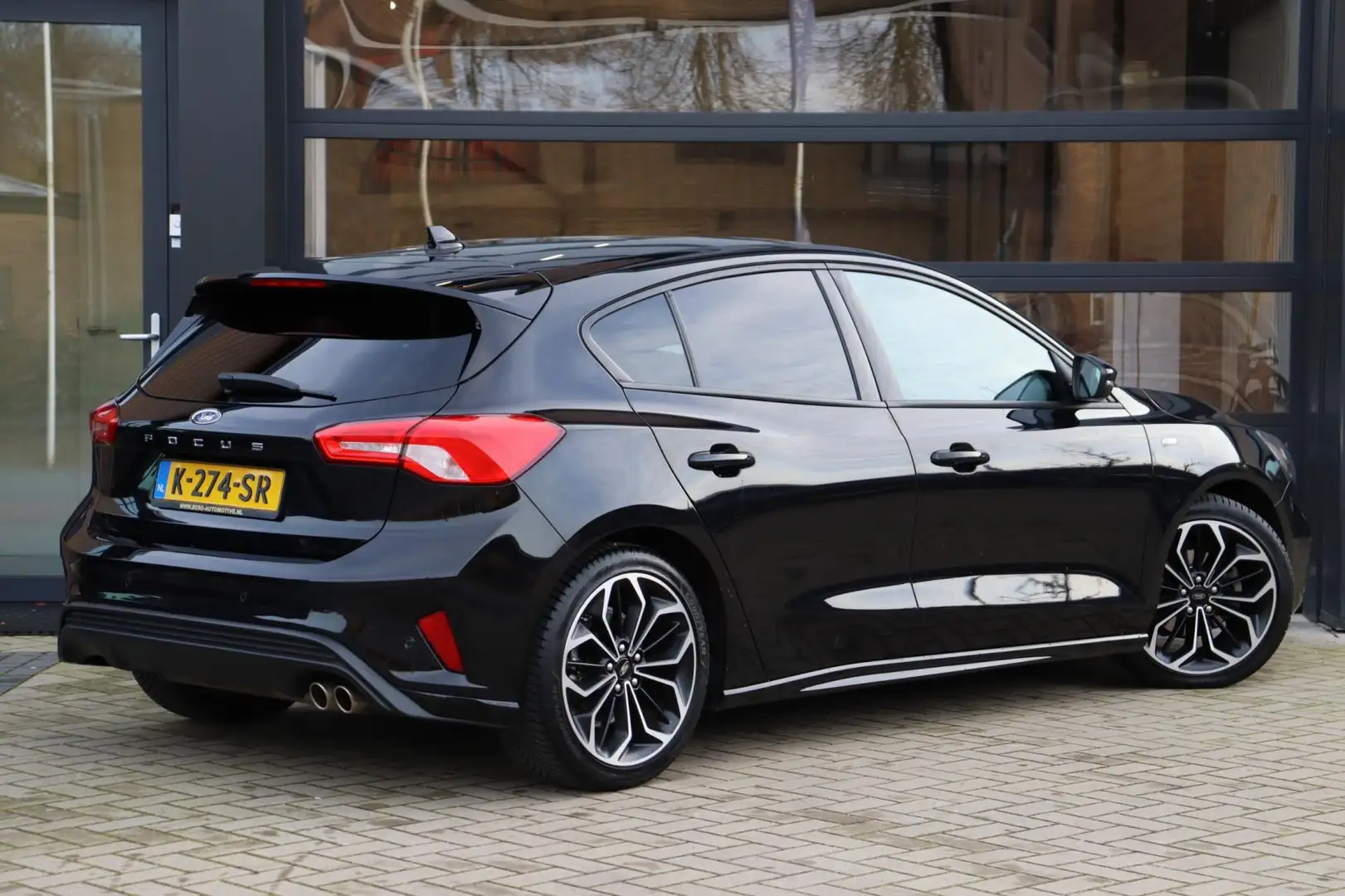 Ford Focus 1.5 EcoBoost Titanium Business | ST Line | Airco | Zwart - 2