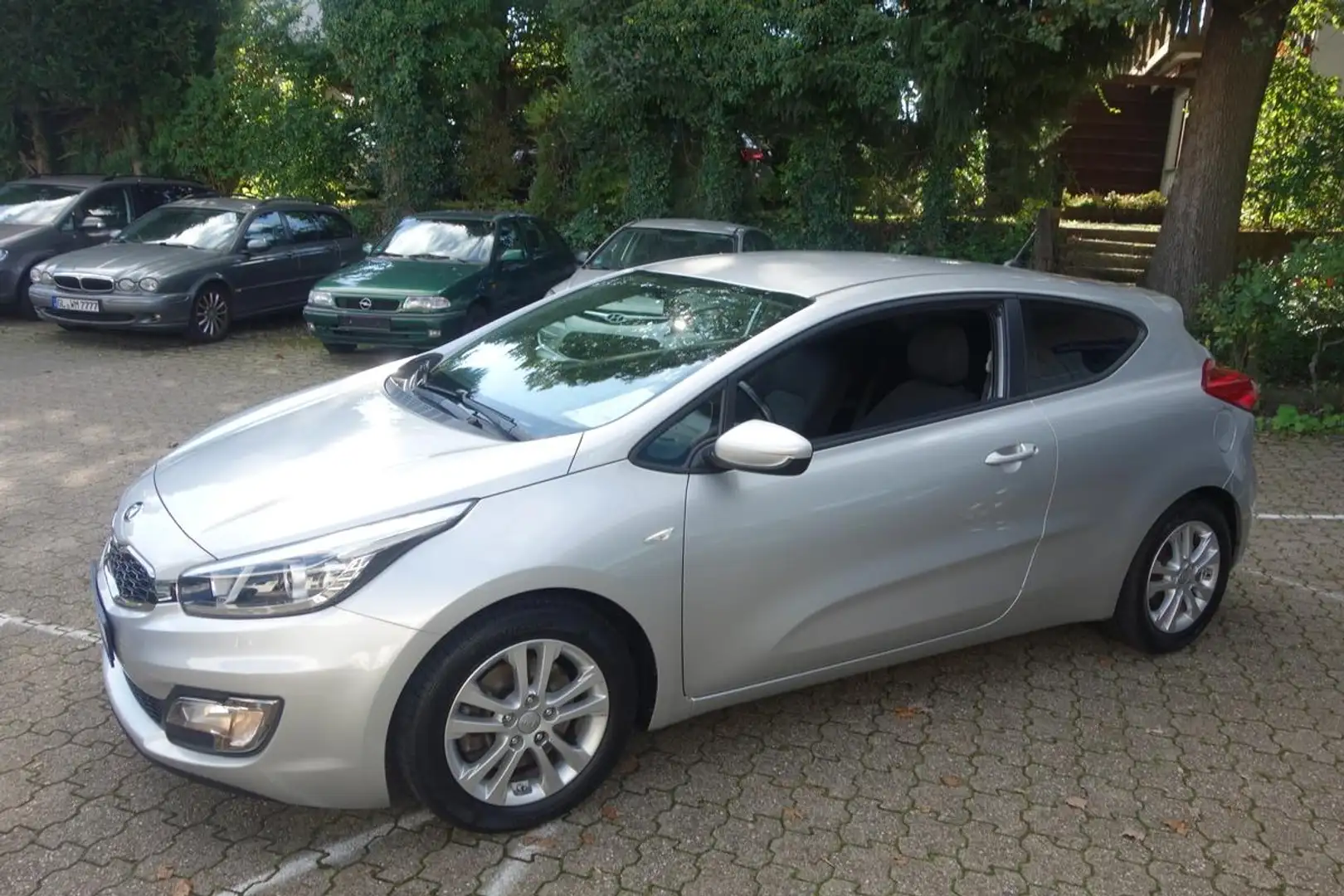 Kia Ceed / cee'd 1,6 KLIMA PDC ALU SITZHEIZUNG MFL BLUETOOTH Argento - 2