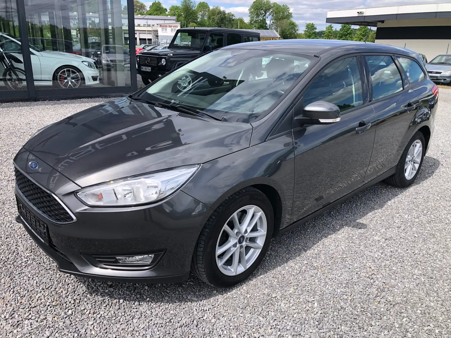 Ford Focus 1,5 EcoBoost 110kW Business Turnier*1.Hand* Grau - 1