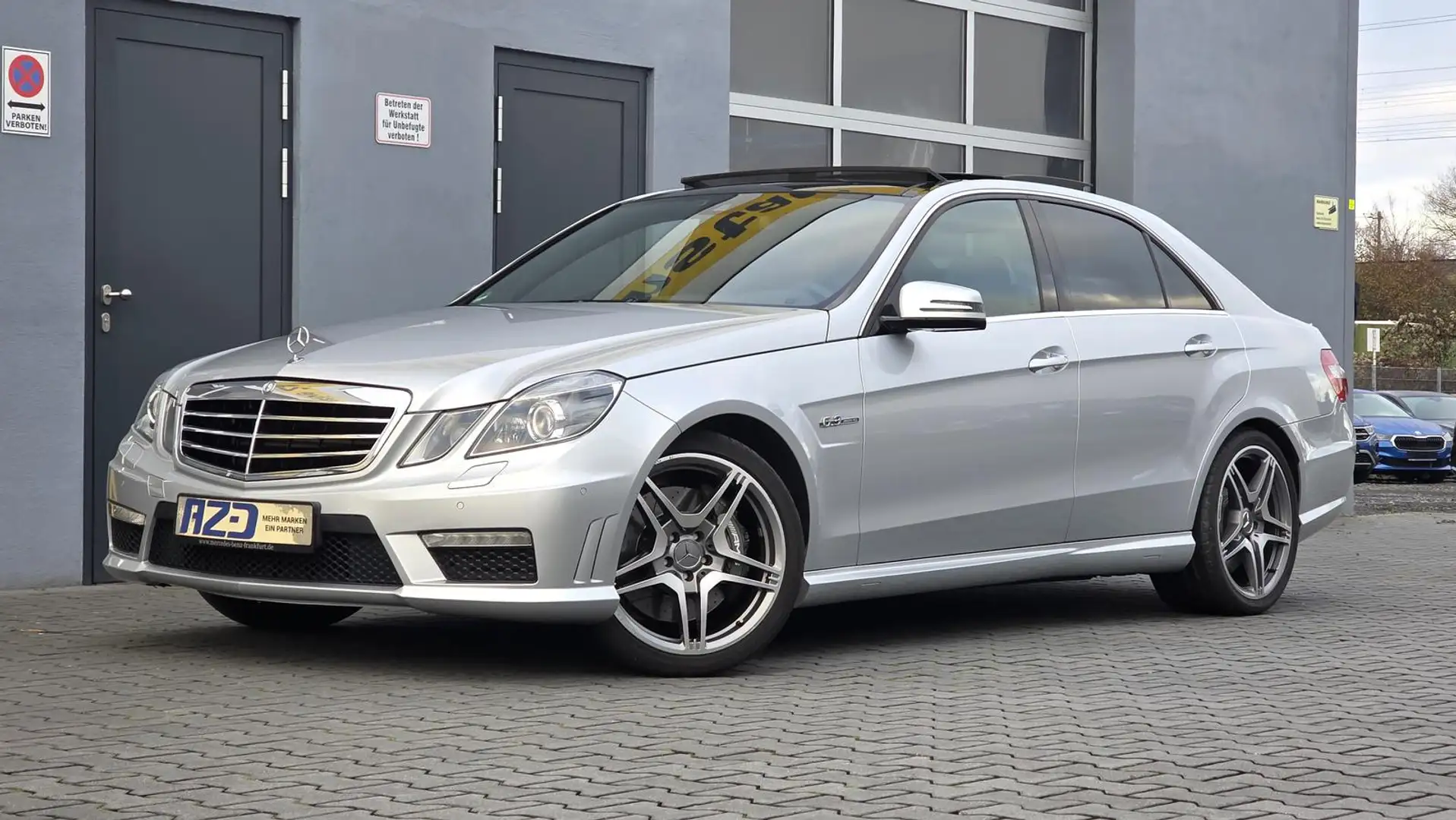 Mercedes-Benz E 63 AMG 6.3 V-MAX DESIGNO PANO PERF.SITZE KEYLESS Срібний - 1